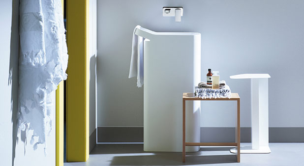 salle de bains avec un lavabo totem rectangulaire blanc