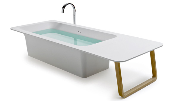 Baignoire îlot en solid surface blanc avec une large plage latérale