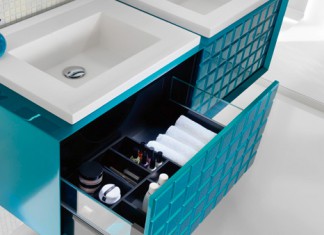 Meuble de salle de bain bleu, avec un tiroir ouvert