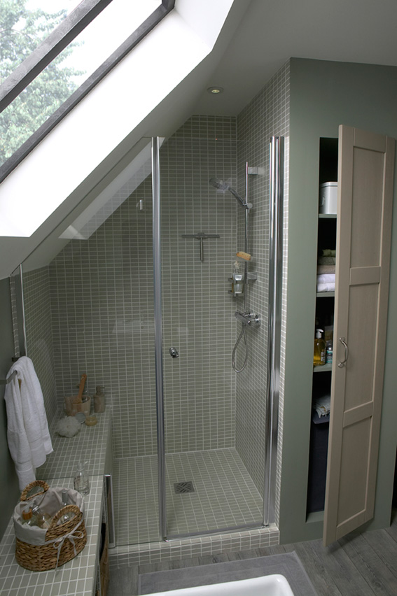 Salle de bains sous les toits, vue de la douche avec banc maçonné