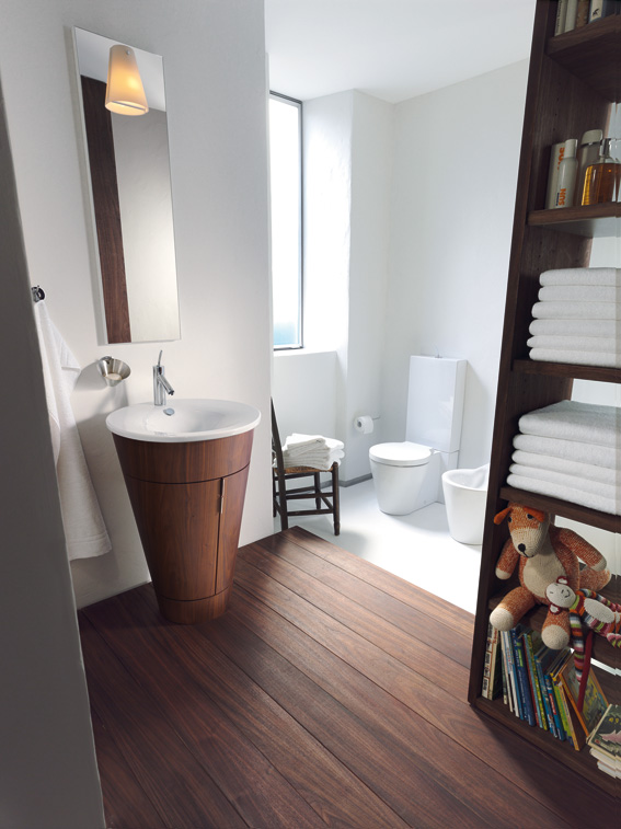 Une salle de bains de style naturel, équipée du meuble Starck de Duravit, en bois