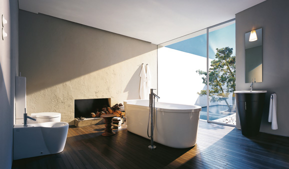 Une salle de bains de style naturel : parquet au sol, mur chaulé…