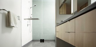 une douche carrelée salle de bains