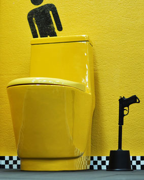 Toilettes équipées de WC de couleur jaune