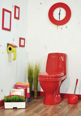 Toilettes avec un WC en couleur rouge