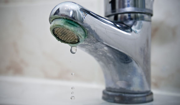 Les sytèmes anticalcaires : photo d'un mitigeur de lavabo abimé par le tartre