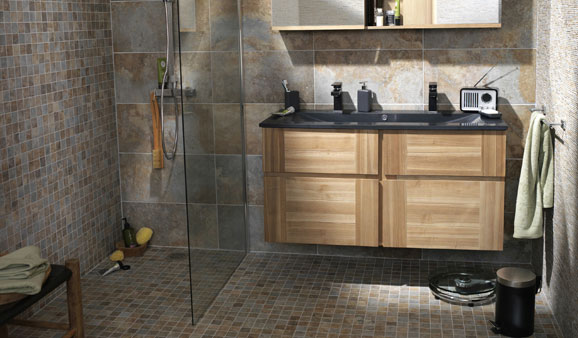 Proposée par Castorama, cette salle de bains associe un carrelage et une mosaïque imitant l'ardoise et un meuble en MDF plaqué frène