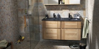 , cette salle de bains associe un carrelage et une mosaïque imitant l'ardoise et un meuble en MDF plaqué frène
