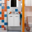 Une mini salle de bain avec douche, meuble et WC séparé par une cloison