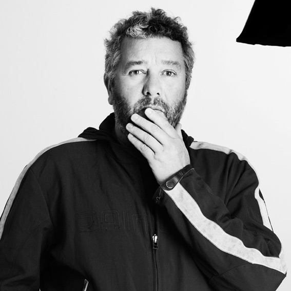 Photo de Philippe Starck, designer du mitigeur Axor Starck V en verre