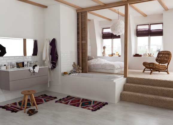 Exemple d'une chambre avec une salle de bains installée en contrebas