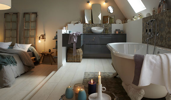 Une salle de bain partiellement carrelée, au-dessus et sous la baignoire rétro et en crédence du lavabo.