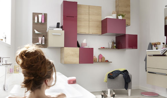 salle de bains avec casier cubique au mur