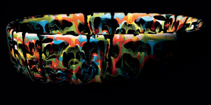 Une vasque en céramique avec des motifs et des couleurs
