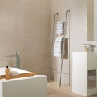 habillage mur salle de bain avec des dalles en grès cérame