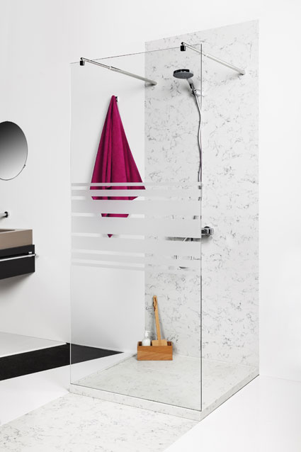 douche avec panneaux muraux en solid surface