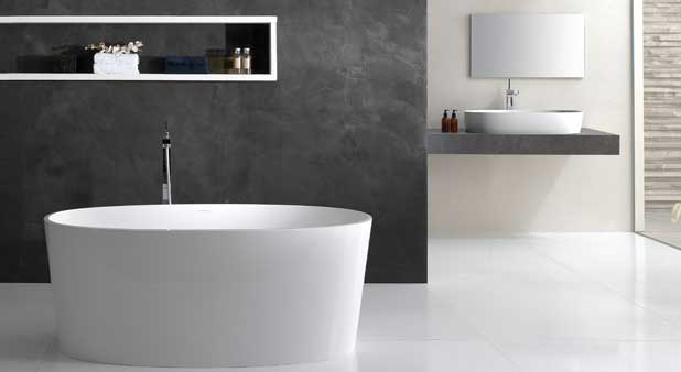 une baignoire ilot blanche devant un mur noir