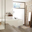 Une salle de bains avec des différences de niveaux