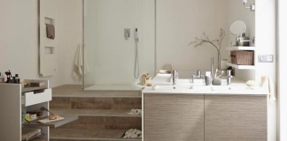 Ambiance avec une estrade dans la salle de bains, qui accueille douche et baignoire