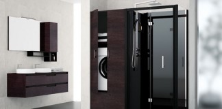Dans le prolongement de la douche, un rangement accueille une buanderie