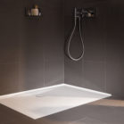 Gros plan sur le receveur de douche Bettefloor et sa remontée murale