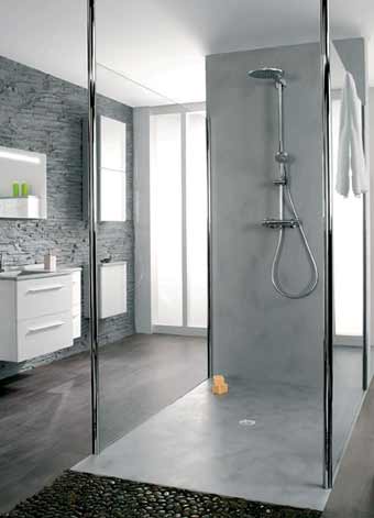 Douche habillée de panneaux muraux en béton de résine gelcoaté