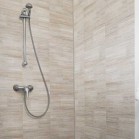 Une salle de bain avec dont les murs sont habillés de lames en PVC
