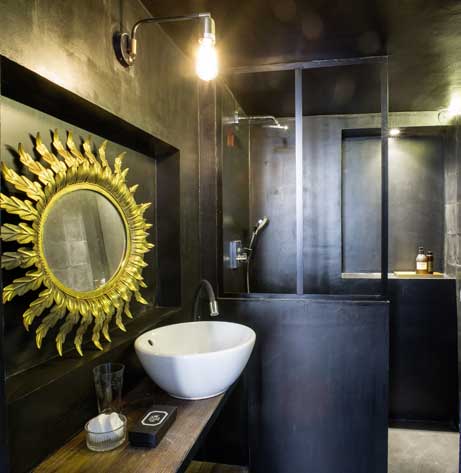 salle de bains esprit brocante avec miroir chiné