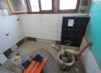 une salle de bains en cours de démolition