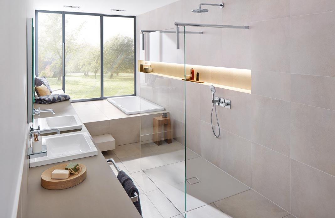 Une salle de bains qui regarde la nature