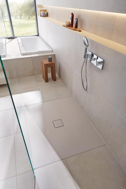 Une salle de bains qui regarde la nature