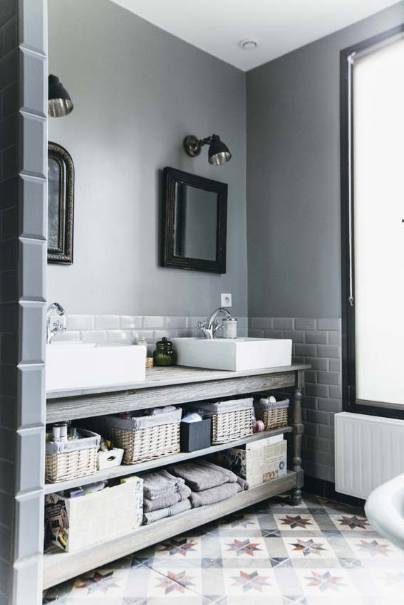 Une salle de bains au charme rétro, avec un meuble de drapier accueillant deux vasques