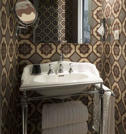Exemple de salle de bain habillée de carreaux de ciment, à l'hôtel Antoine.