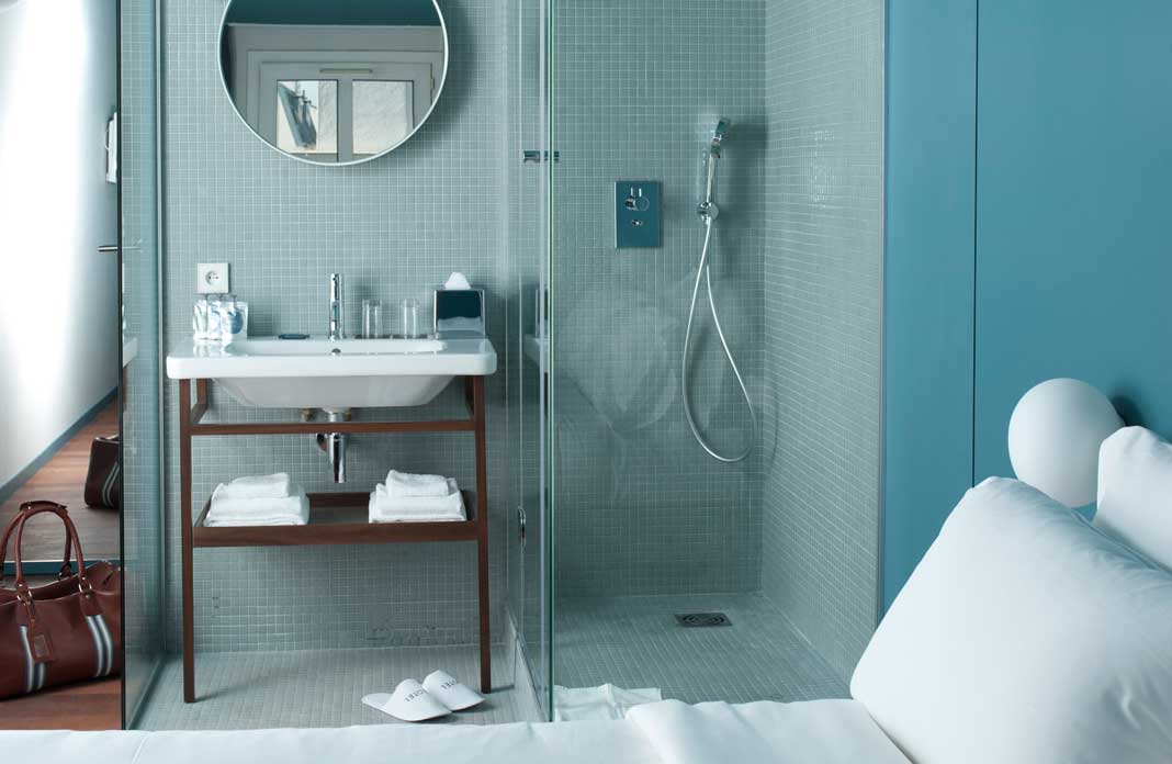 Exemple de mini salle de bain bleue dans une chambre