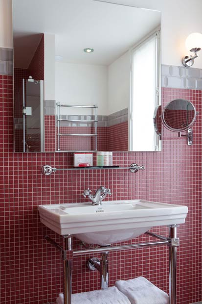 la salle de bains au masculin avec mosaïque rouge