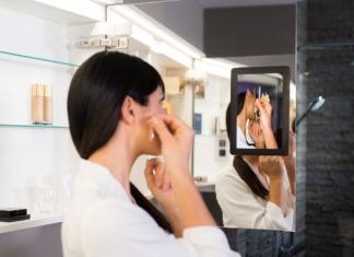 Femme devant une armoire de toilette