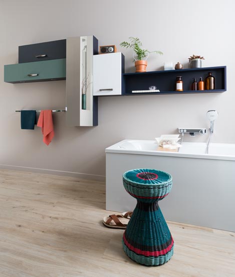 salle de bains avec toilettes cachées