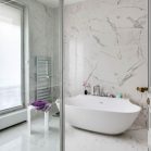 salle de bain en marbre blanc baignoire