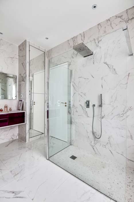 salle de bain en marbre blanc douche