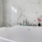 salle de bain en marbre blanc baignoire