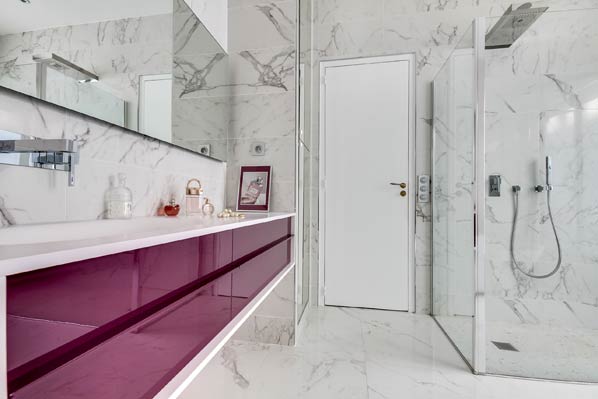 Habillée De Marbre Blanc, Une Salle De Bains Intemporelle Habillée De Marbre Blanc, Une Salle De Bains Intemporelle