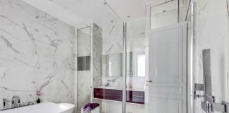 salle de bain en marbre blanc ambiance