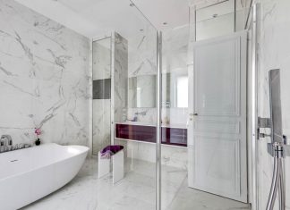salle de bain en marbre blanc ambiance
