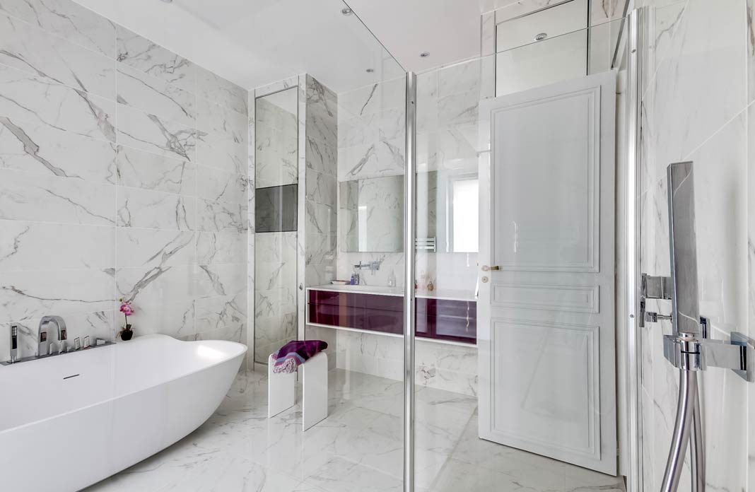 salle de bain en marbre blanc vue générale