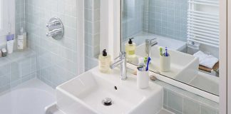 salle de bains avec un meuble chiné