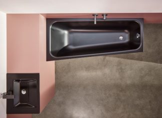 Salle-de-bains-rose-avec-baignoire-asymétrique-noire
