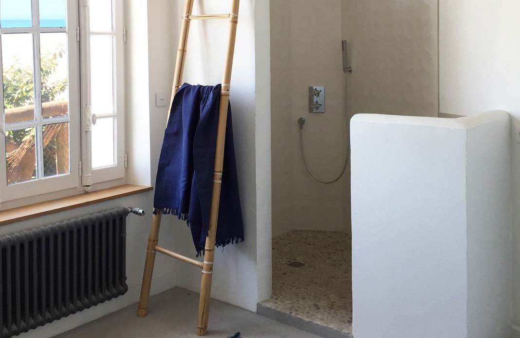 Cabine de douche aux parois maçonnées