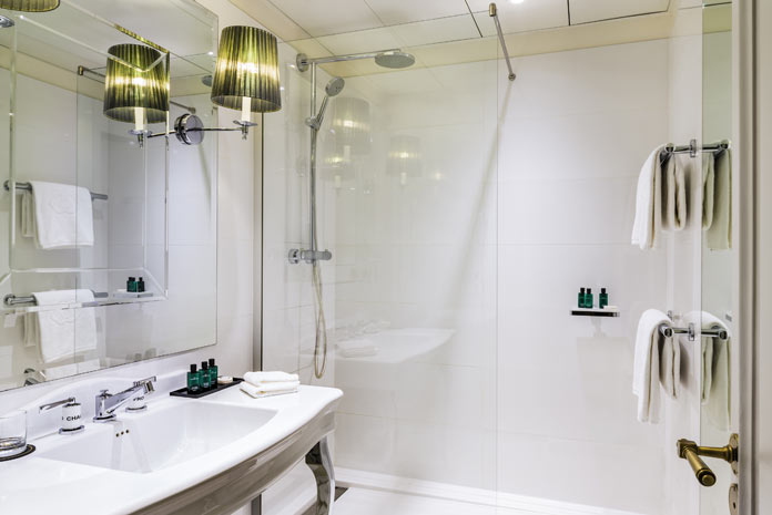 Une salle de bains blanche comme à l'hôtel