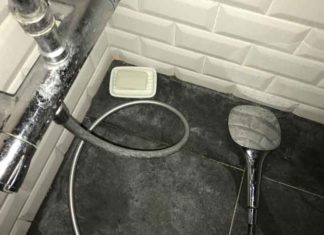 Intérieur d'une douche salie par le calcaire