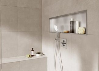 Exemple de niche de rangement en inox encastrée dans la douche